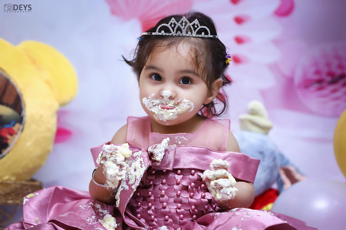 Cute baby cake smash photoshoot