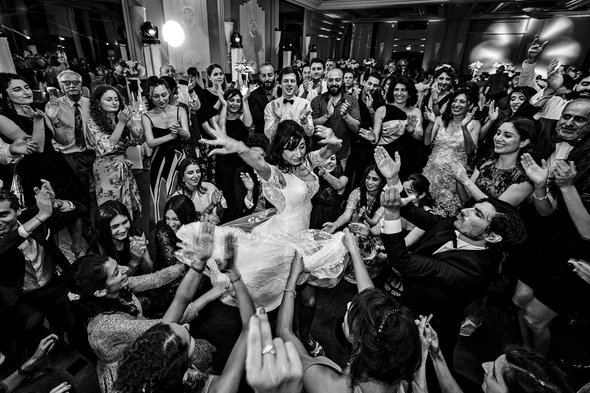 Mari&eacute;e qui danse pendant la soir&eacute;e dans un mariage juif captur&eacute; par S&eacute;bastien CLAVEL photographe de Mariage &agrave; Lyon et Gen&egrave;ve