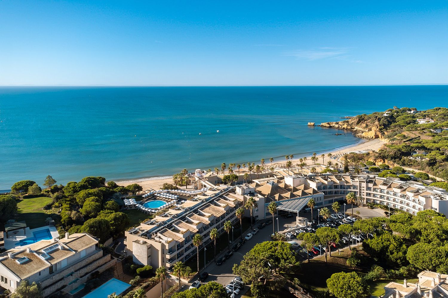 Vista aérea do Grande Real Santa Eulália Resort & Hotel Spa em Albufeira, com vista panorâmica sobre o Atlântico e a praia de Santa Eulália, fotografada por Pedro Brás Photography — fotografia profissional de arquitetura e hotelaria de luxo em Portugal.