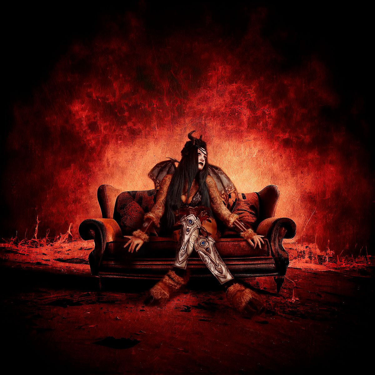 photo tarot La Succube, femme d&eacute;mon sur canap&eacute; regardant vers le ciel, entre tentation et aspiration &agrave; la r&eacute;demption