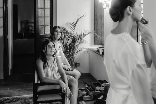 Preparativi sposa emozioni matrimonio Badia San Vittore Cingoli fotografie intime