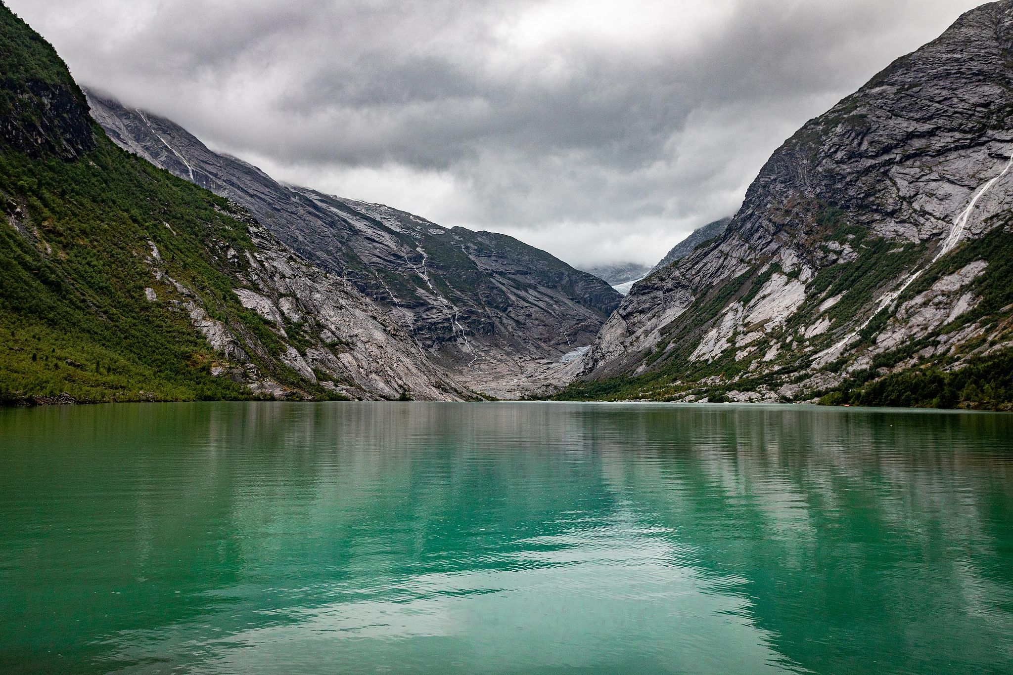 Plan d'eau nordique bordé de roches.