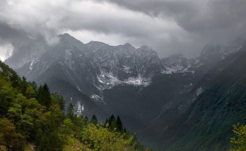 Sommet de montagne enveloppé de nuages.