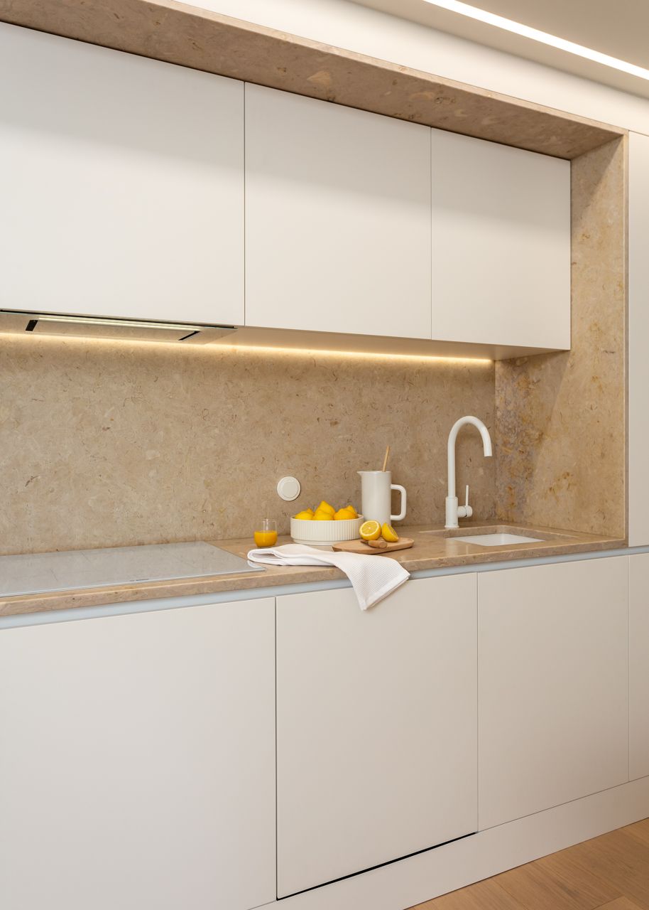 Fotografia de no Apartamento Reabilitado na Av. Roma, Lisboa, projeto do ATELIÊ 22.