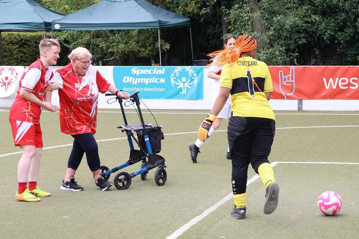 'Oma Gunda' kam diesmal mit Tochter, Enkelin und Urenkelin zum Turnier, sodass ihre Familie mit vier Generationen vertreten war. | Foto: Ibbenbürener Kickers