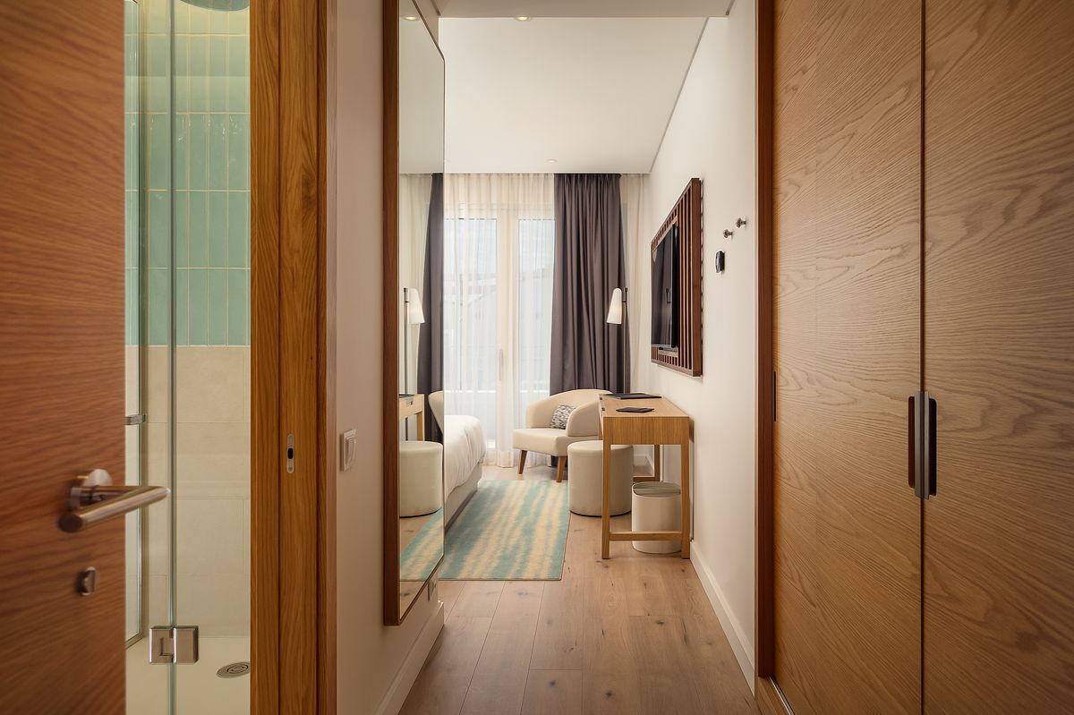 Hyatt Regency Lisboa Queen Bed Room Entrance