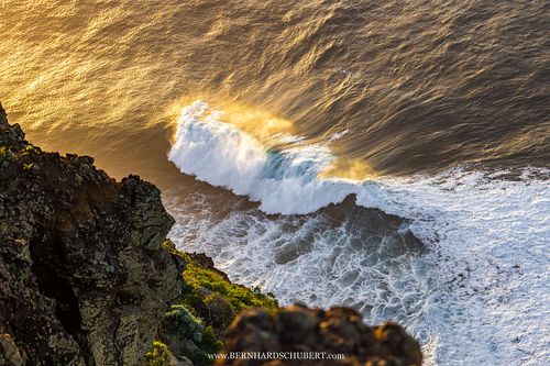 Brechende Welle bei Sonnenuntergang