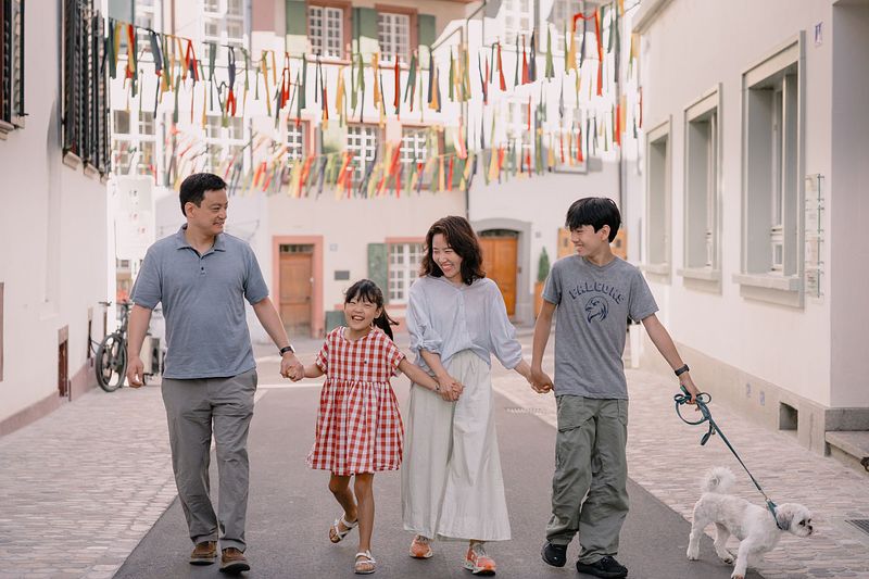 Studio vs Outdoors: How to Choose the Right Family Session in Basel