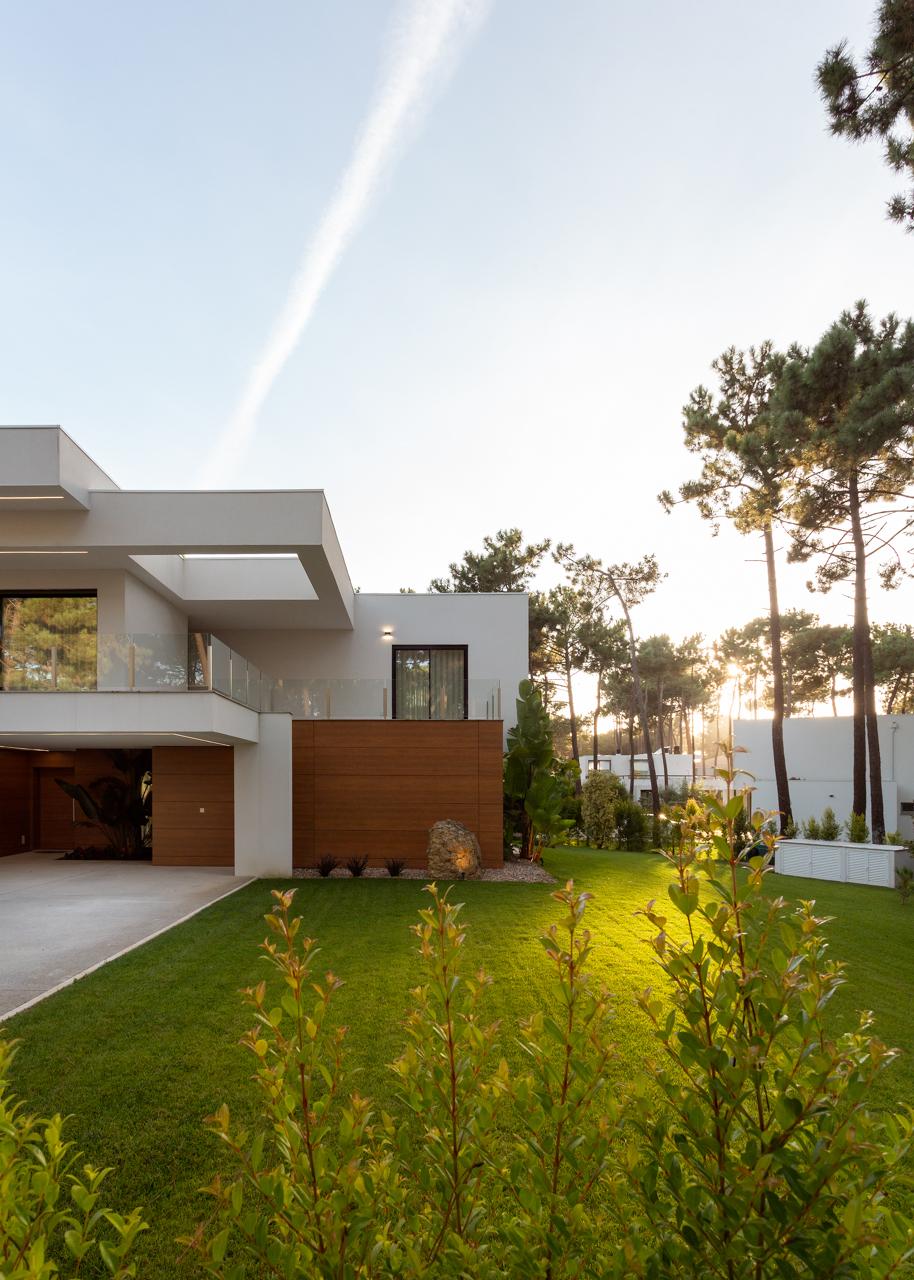 Fotografia de moradia contempor&acirc;nea na Herdade da Aroeira ao p&ocirc;r do sol