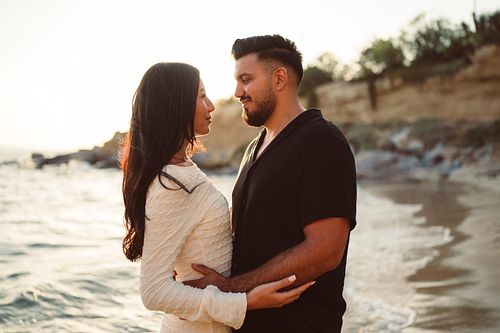 coppia innamorata si guarda in spiaggia in Sardegna