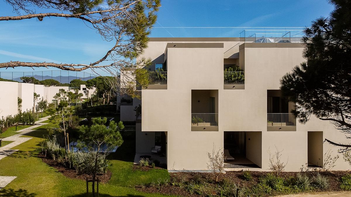 Fotografia de arquitectura destacando a volumetria dos edif&iacute;cios do Marinha Prime em Cascais