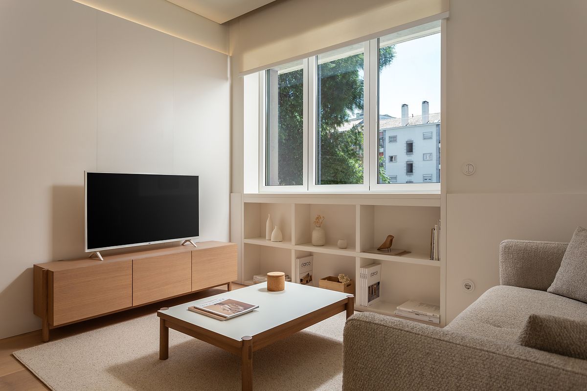 Fotografia de no Apartamento Reabilitado na Av. Roma, Lisboa, projeto do ATELIÊ 22.