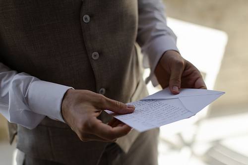 Eleganti preparativi dello sposo in camera matrimonio raffinato Tenuta Santi Giacomo e Filippo Urbino