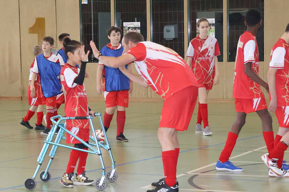 Tudor mit Rollator wird nach einem Torerfolg von seinem Mitspieler Stefan Reinke abgeklatscht