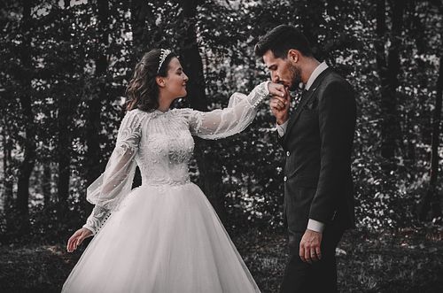 Moment emoționant între mire și mireasă, fotografie artistică de nuntă în stil cinematic, realizată de RPP Visuals