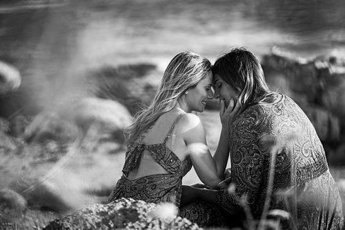 "coppia romantica ra gli scogli ad Alghero"