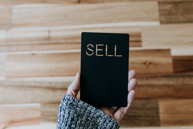 imagem de um telefone que exibe o texto "vender". Indicando venda