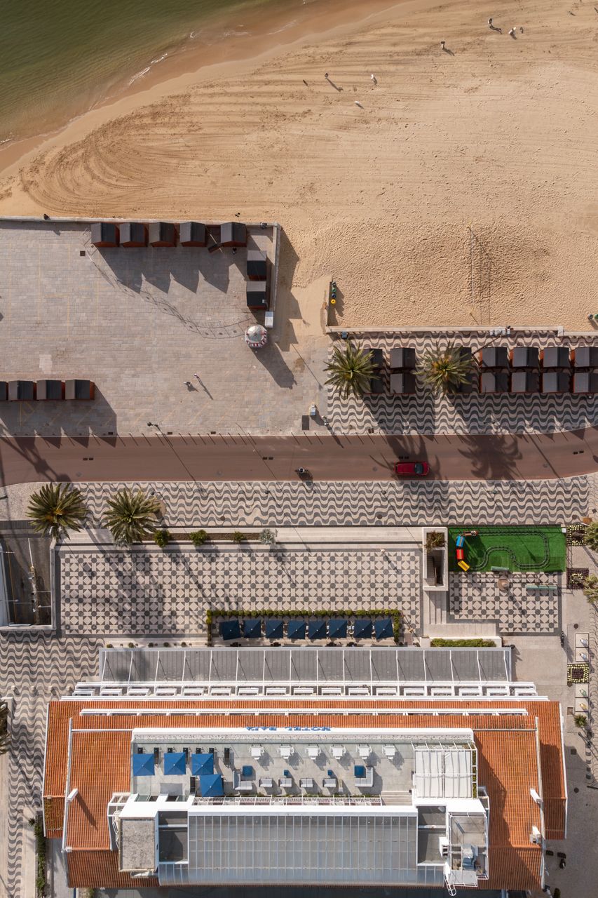Vista a&eacute;rea do Hotel Ba&iacute;a Cascais sobre a Ba&iacute;a &ndash; fotografia de drone de hotelaria