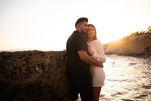 coppia abbracciata in spiaggia al tramonto