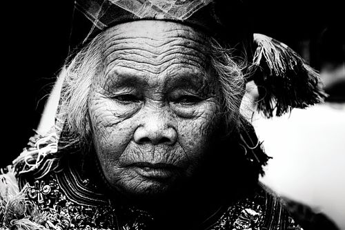 Portrait d'une femme pris en photo de rue à Sapa au Vietnam