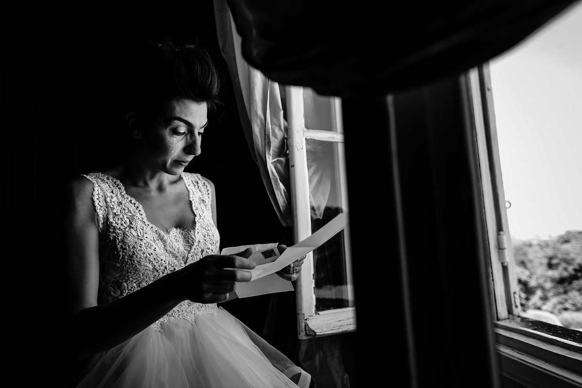 Tarif Photographe Mariage - Sebastien CLAVEL Photographe - Portrait de la mari&eacute;e qui pleure en lisant la lettre de son futur mari, &eacute;clairage naturel cr&eacute;ant une atmosph&egrave;re intime et artistique
