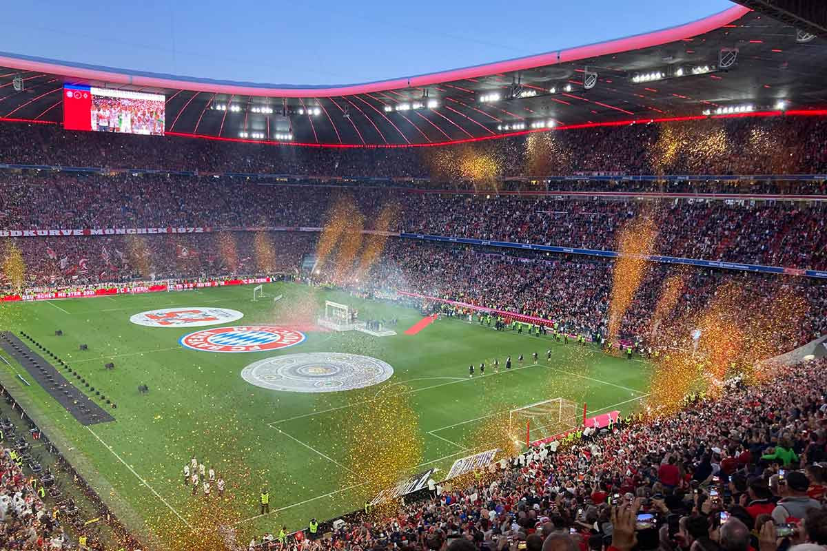 Der Moment wo die Meisterschale hochgehalten wurde