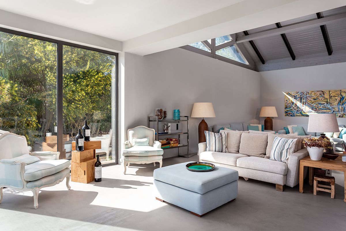 Fotografia de interiores de moradia T3 na Comporta com luz natural e homestaging