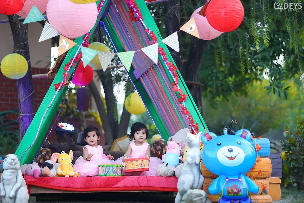 Twins baby pre birthday photoshoot in Gurgaon with tent setup