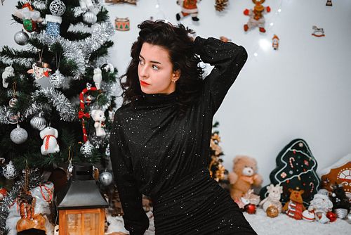 ortret feminin elegant cu decor festiv