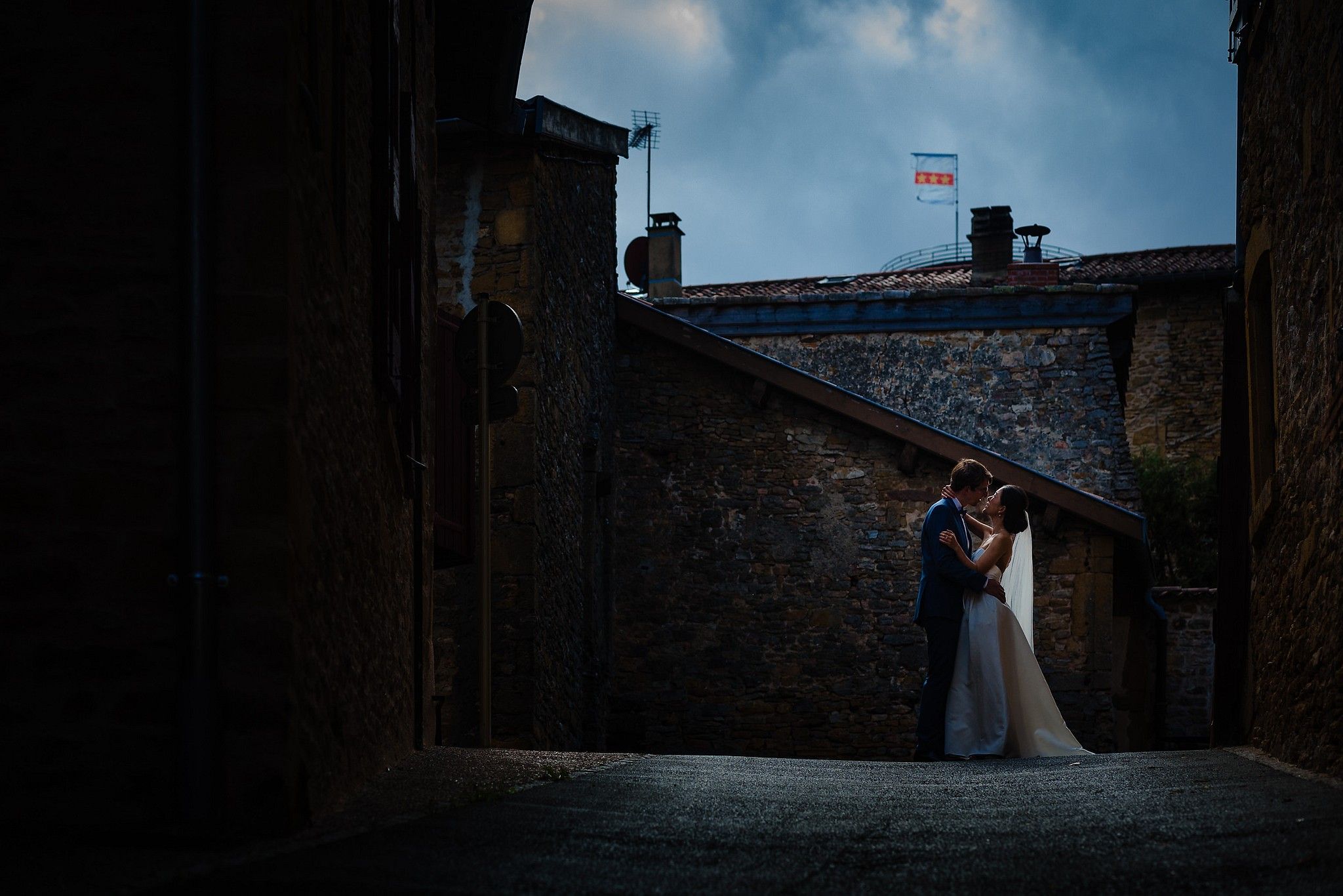 Photo de couple avec un magnifique trait de soleil captur&eacute; par S&eacute;bastien CLAVEL photographe de Mariage &agrave; Lyon et Gen&egrave;ve