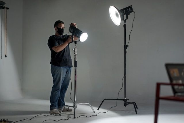 Imagem de um fotógrafo configurando a iluminação interna