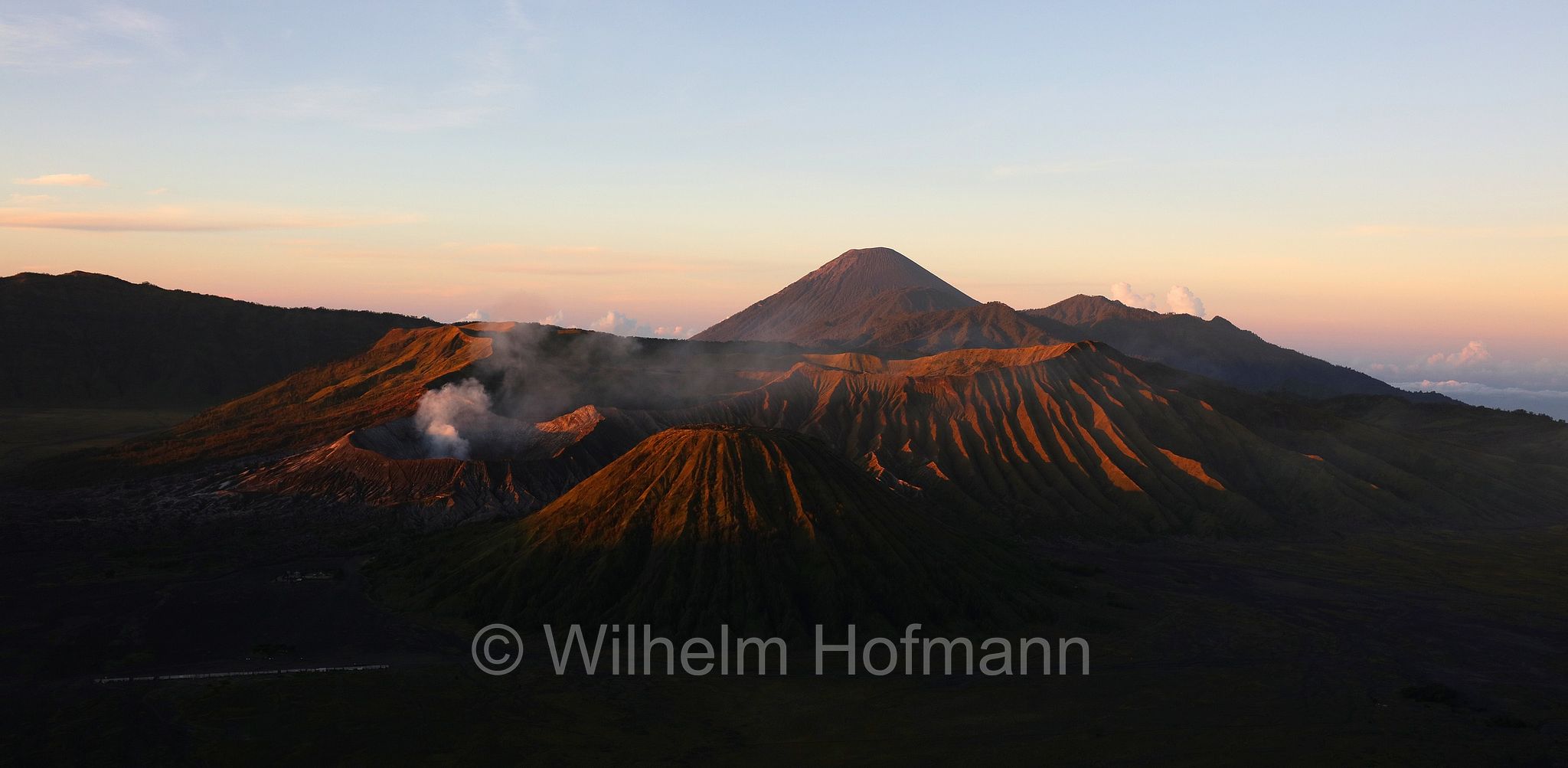 Mount Bromo, Bromo, Semeru, King Kong Hill, East Java, Indonesia, Indonesien, Sunrise, Sonnenaufgang, ﻿Bromo Tengger Semeru National Park, Nationalpark Bromo-Tengger-Semeru, parco nazionale di Bromo Tengger Semeru