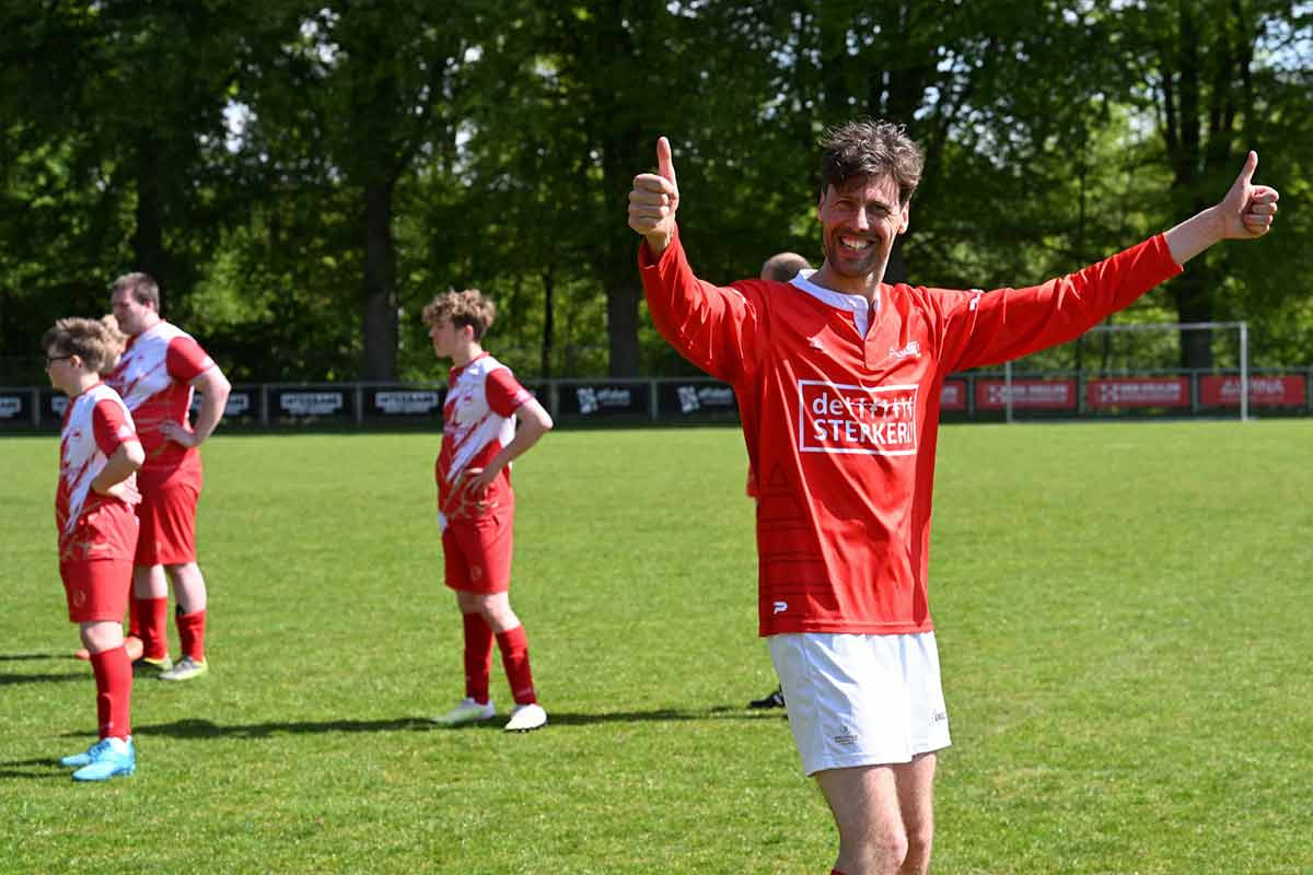 Jubel und Emotionen nach dem entscheidenden Elfmeterschießen beim internationalen Fußballturnier in Nijverdal.