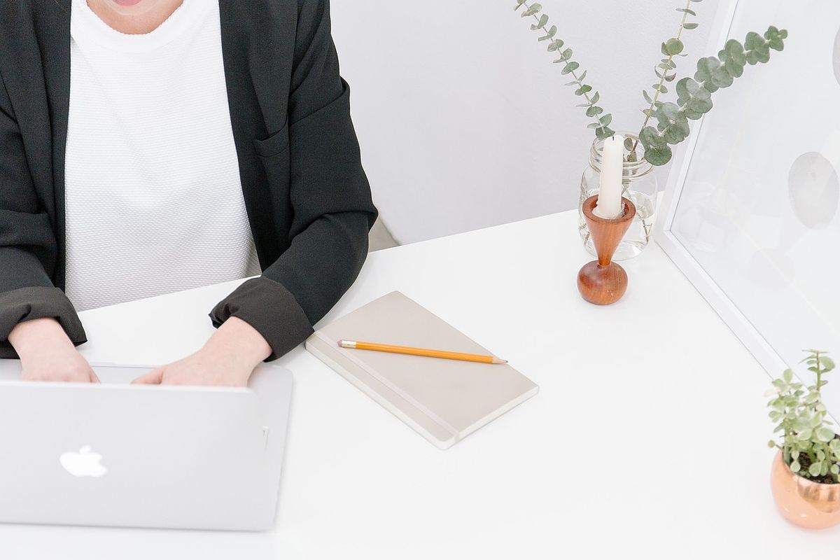 Una mujer escribiendo