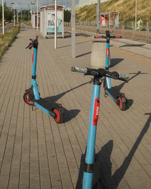 Trzy hulajnogi elektryczne