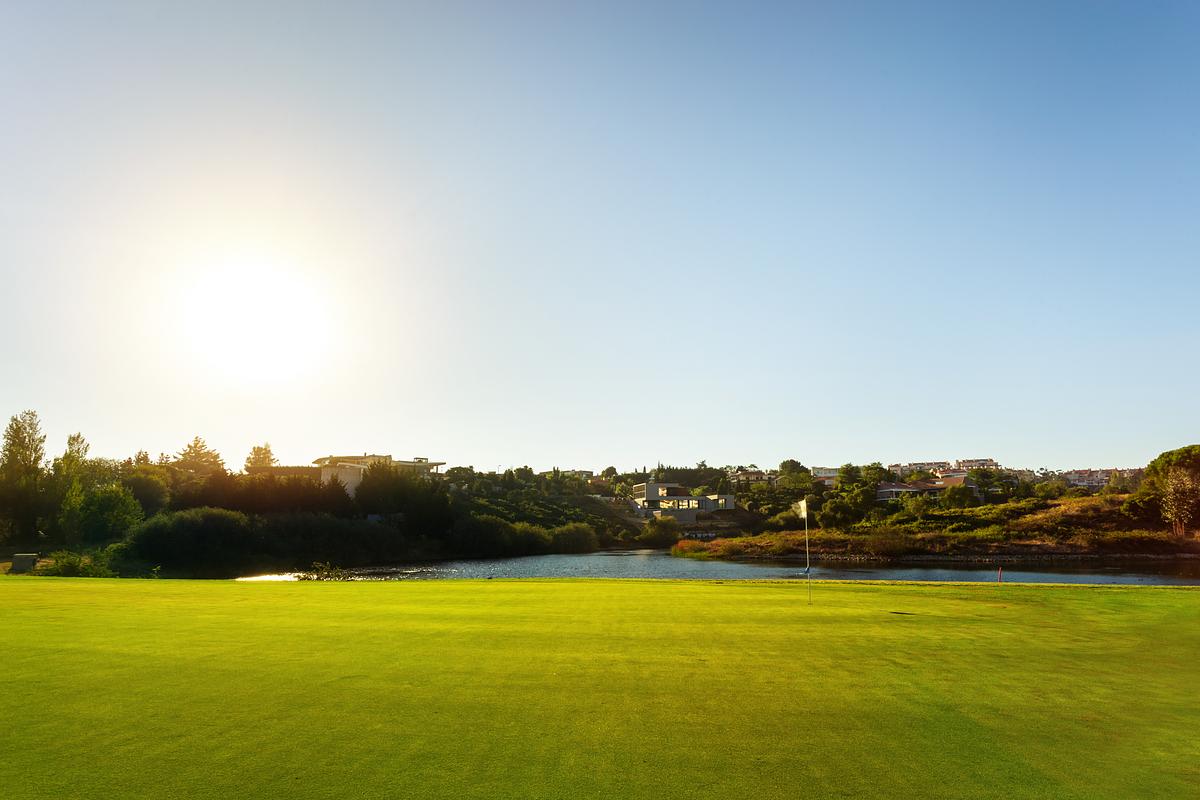 Vista sobre os campos de golfe do Belas Clube de Campo &ndash; fotografia de paisagem e arquitetura