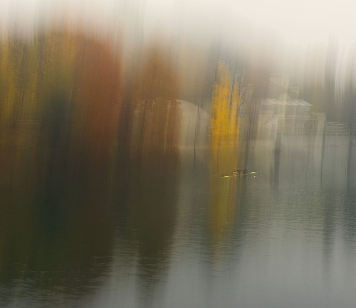 Canoa solitaria sul fiume Po a Torino in autunno, riflessi caldi e atmosfera impressionista che catturano la quiete del momento