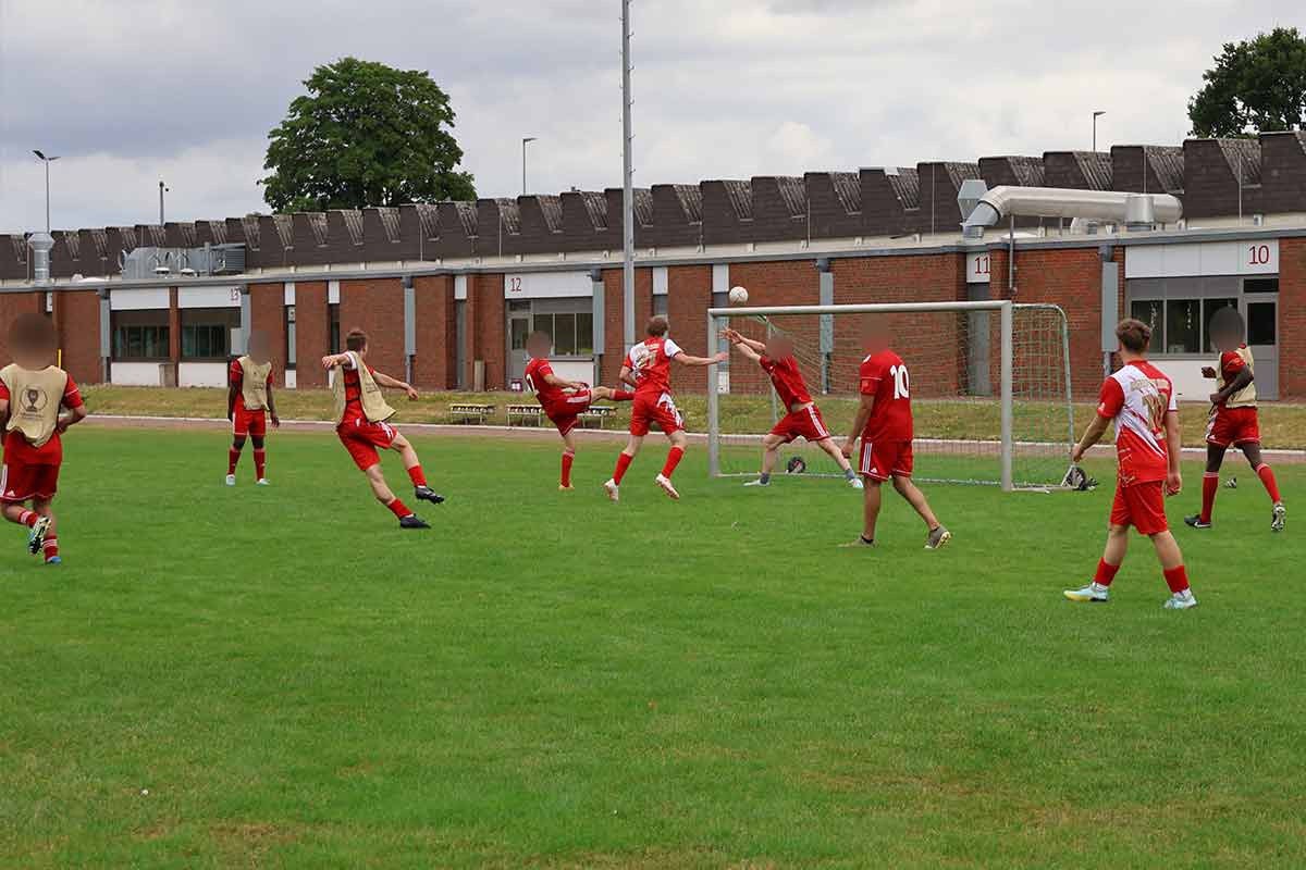 Teamfoto der gemischten Mannschaften mit Spielern und Trainern