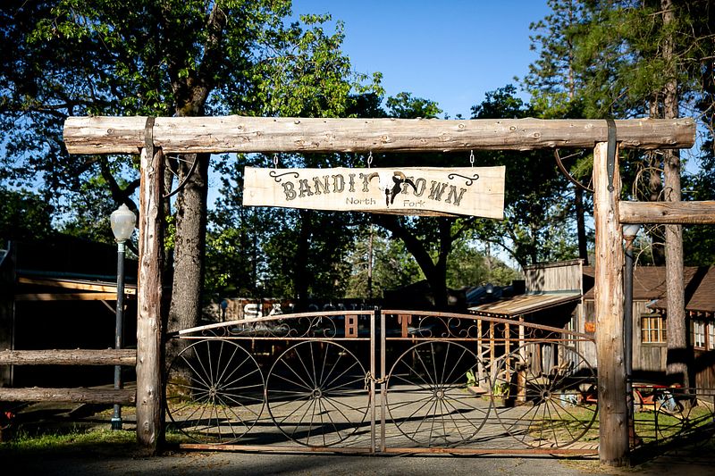 Bandit Town Wedding :: The Gift of Flowers