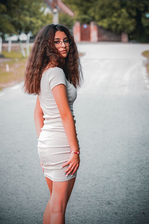 portret lifestyle feminin realizat în decor urban