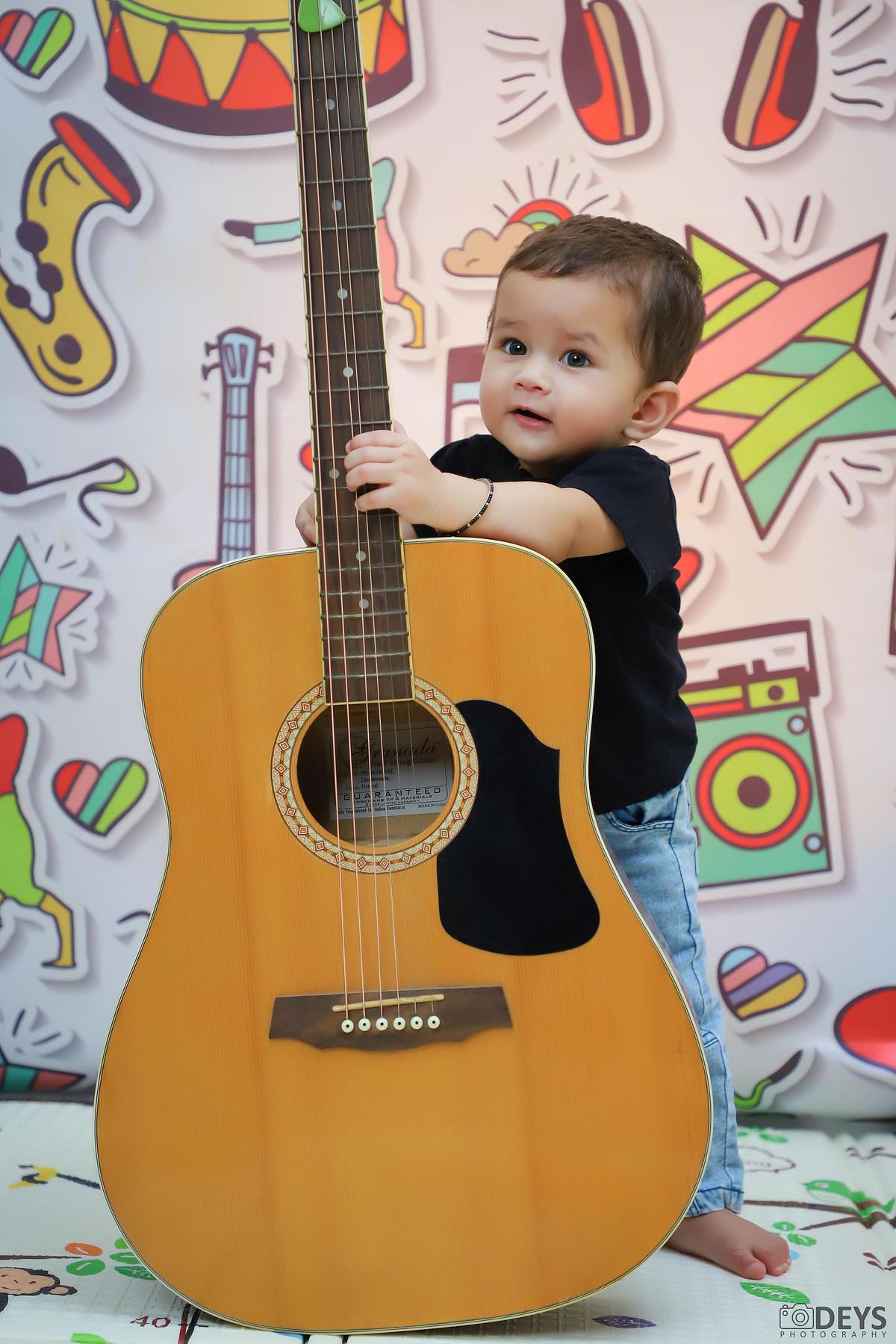 Photoshoot 1st birthday indoor in Noida music theme