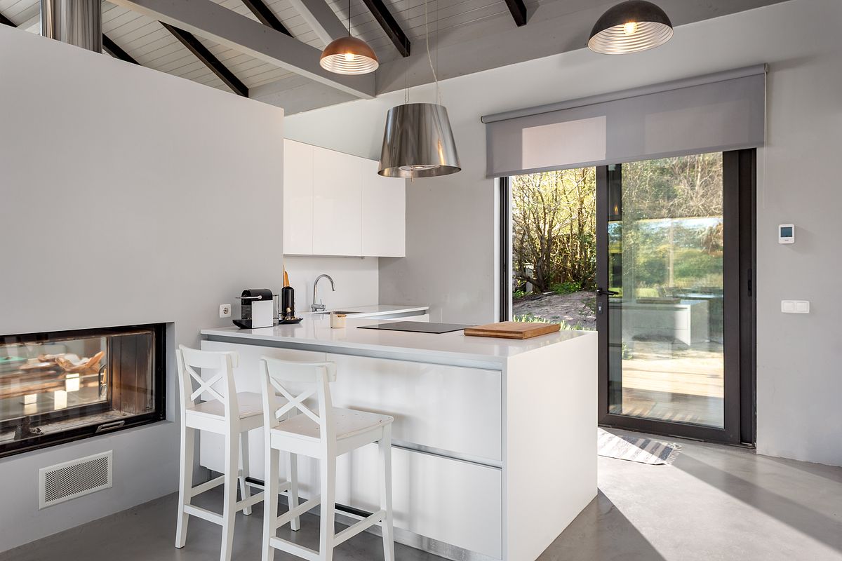 Fotografia de interiores de moradia T3 na Comporta com luz natural e homestaging