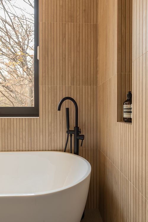 Close-up detail of minimalist bathtub showcasing clean lines – Faget project