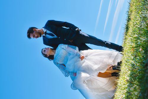 Mire și mireasă fotografiați într-un cadru cinematic modern, compoziție creativă cu cer albastru, realizată de RPP Visuals