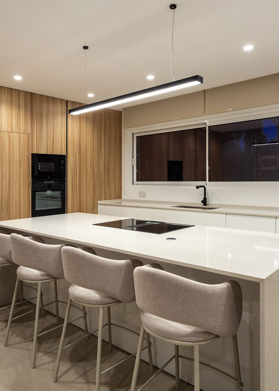 Fotografia de interiores de cozinha contempor&acirc;nea em moradia na Herdade da Aroeira