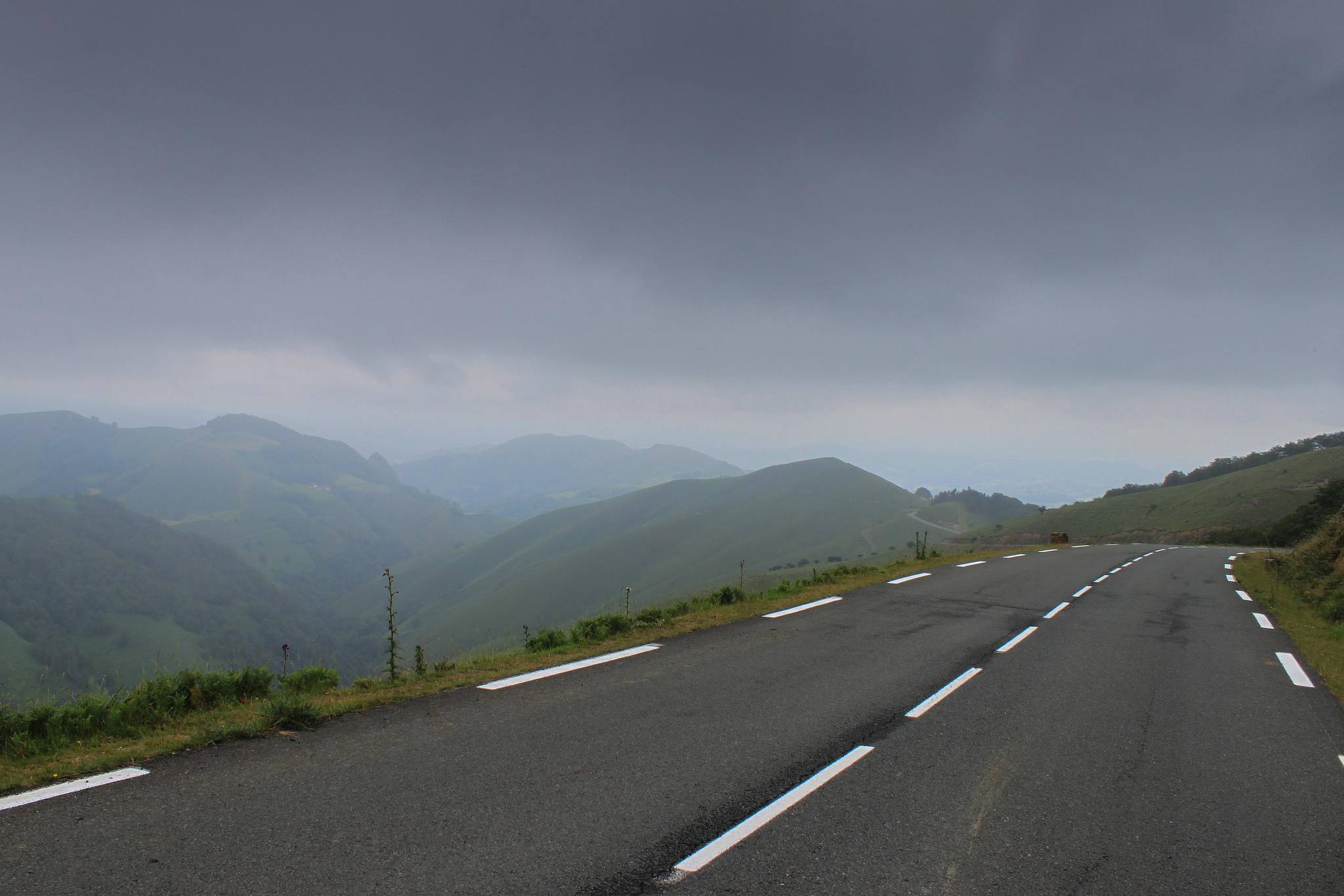 Route rectiligne disparaissant dans la brume.