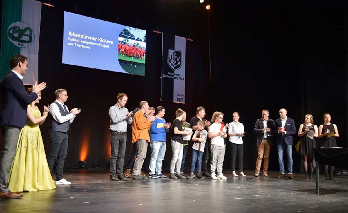 Das Gewinnerteam betritt stolz die Bühne