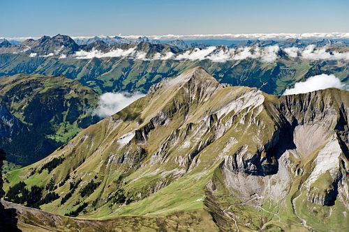 Blick von der Schwalmere auf dei Bergketten der Berner Voralpen