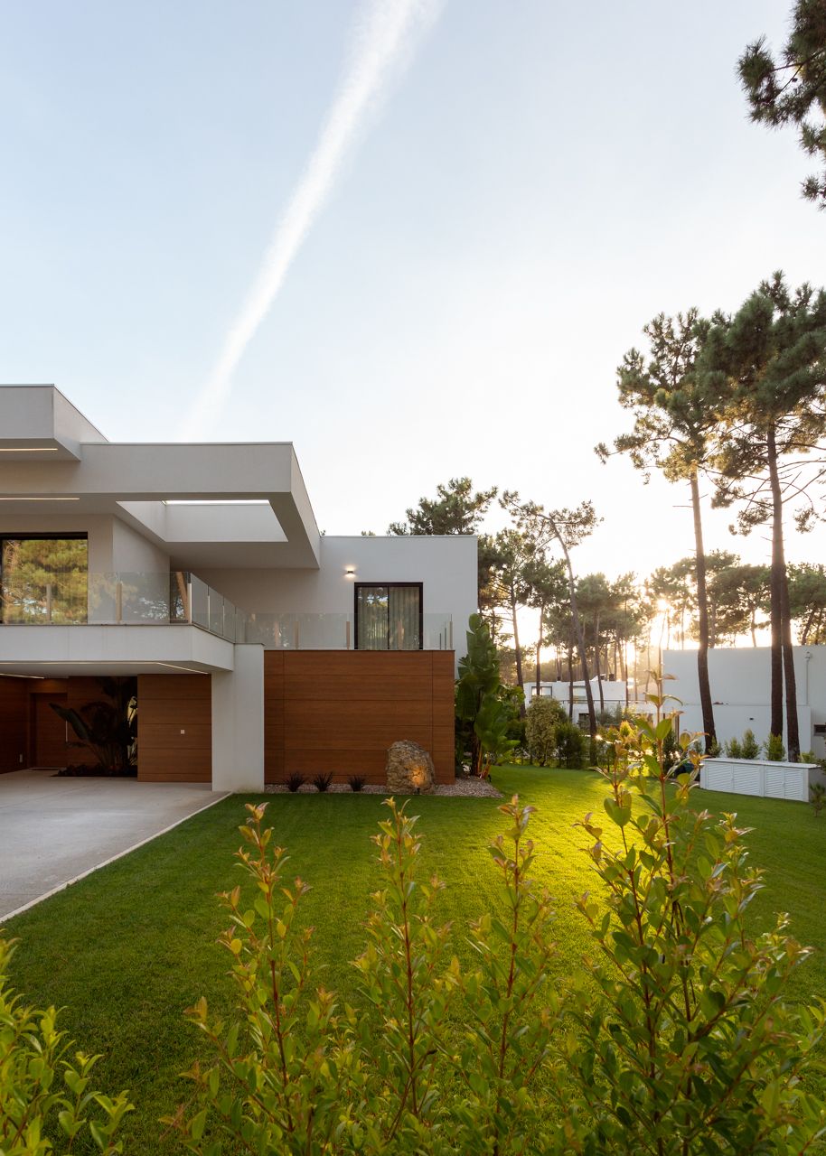 Fotografia de moradia contempor&acirc;nea na Herdade da Aroeira ao p&ocirc;r do sol