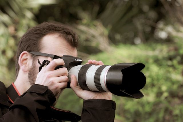 Afbeelding van een fotograaf die op een foto klikt